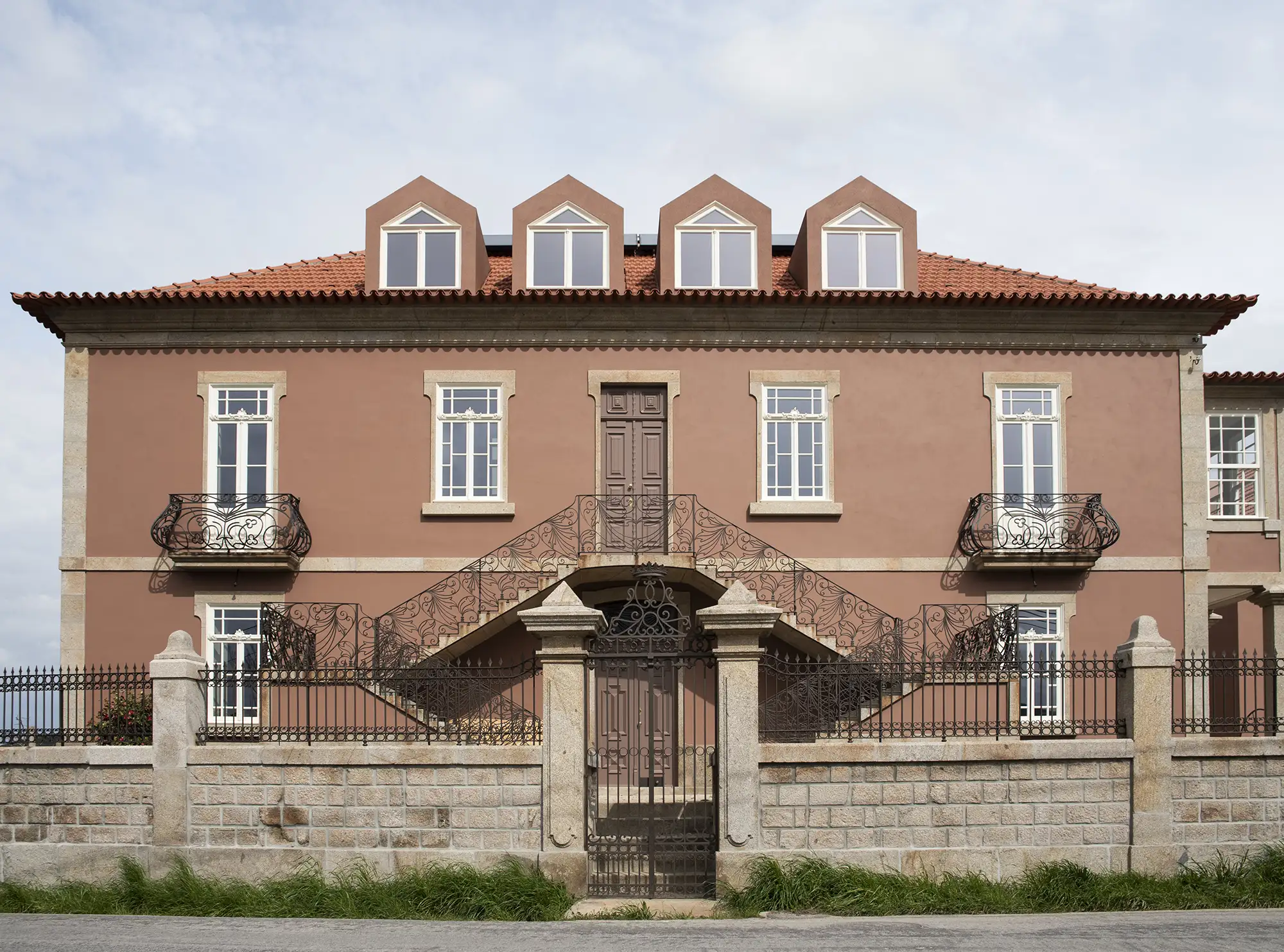 Casa Noronha Lima surrounded by the Arouca landscape